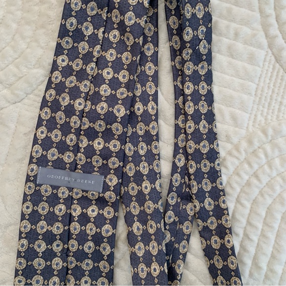 Geoffrey Beene 100% Silk Navy and Gold Patterned Tie - Picture 6 of 11